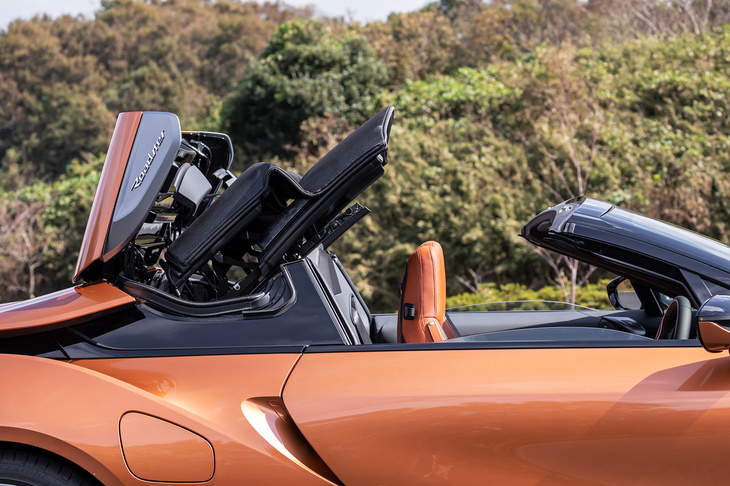 センターコンソールに配置されるスイッチを押せば、ルーフの開閉はそれぞれわずか15秒で完了。50km/hまでなら、走行中でも操作ができる。