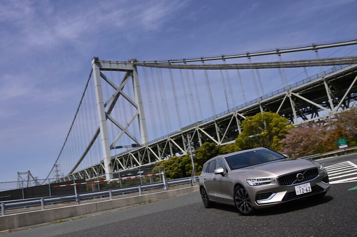 関門自動車道 めかりパーキングエリアで関門橋を背景に。空港付近で少々時間をロスしたものの、ドライブは順調だ。