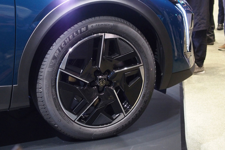 「408」では全グレードに205/55R19サイズのタイヤが採用される。サスペンションはフロントがマクファーソンストラット式、リアがトーションビーム式。