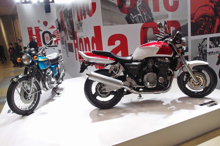 ホンダの「ドリームCB750 Four」（写真左）と「CB1000 Super Four」（同右）。