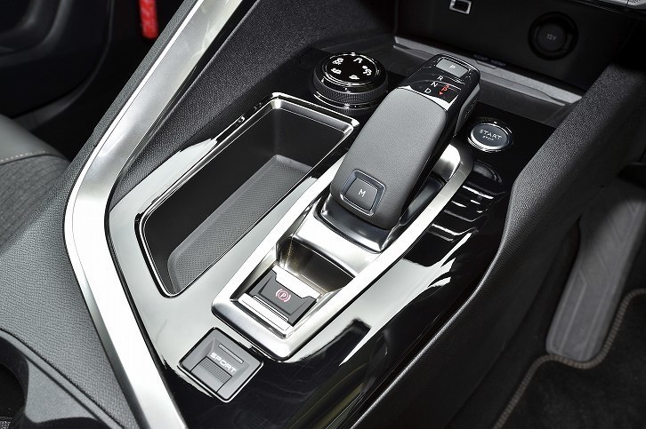 オートマチックトランスミッションは6段。ステアリングホイールの背後にシフトパドルが用意される。