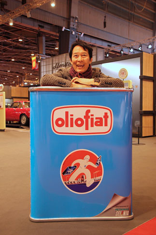 1912年にフィアットのモーターオイル部門として誕生したのが「オーリオ・フィアット」。アンティーク缶の大型オブジェと筆者。