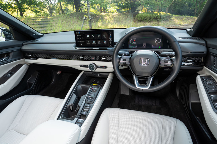 インテリアでは「ホンダセンシング360＋」の搭載に合わせ、運転席まわりにインジケーターを追加。これが緑や青、オレンジに光ることで、ADASの状態やハンズオフの可否をドライバーに知らせる。