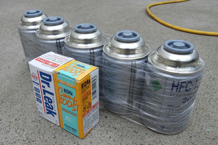 通販で買いあさった冷媒ガスとシール剤とエアコン添加剤。わが「バイパー」は2000年製造のクルマなので、冷媒ガスは一般的な「HFC-134a」だ。