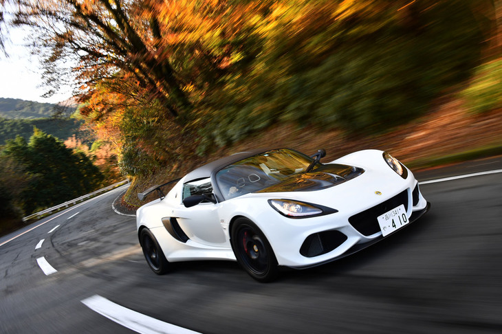 現在4モデルがラインナップしている「ロータス・エキシージ」。今回、箱根のワインディングロードで池沢早人師先生がステアリングを握ったのは、公道向けの上級モデル「スポーツ410」。車両本体価格は1358万5000円。