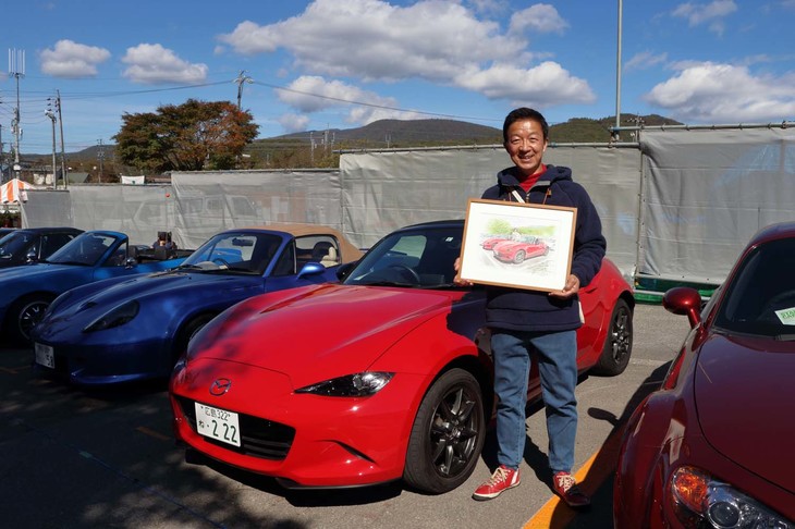 マツダ 商品企画部の山口宗則さんは、長年「ロードスター」の開発に携わる人で、ファンや周りからは、「宗さん」の愛称で親しまれている。当日は、トークショーだけでなく朝から駐車場誘導係としても奮闘。今年も愛車であるクラシックレッドのNDで広島から駆けつけた。