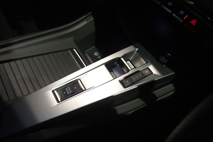 プジョー308 GT BlueHDi（センターコンソールパネル）