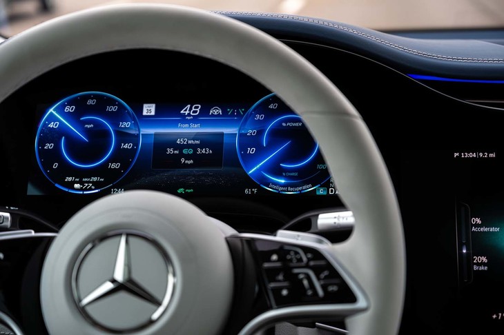 「ハイパースクリーン」を構成する画面はメーターパネルと助手席用が12.3インチで、センタースクリーンが17.7インチ。