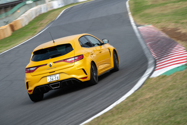 テスト車に採用されていたイエローのボディーカラー「ジョン シリウスM」は、「トロフィー」の専用色となっている。