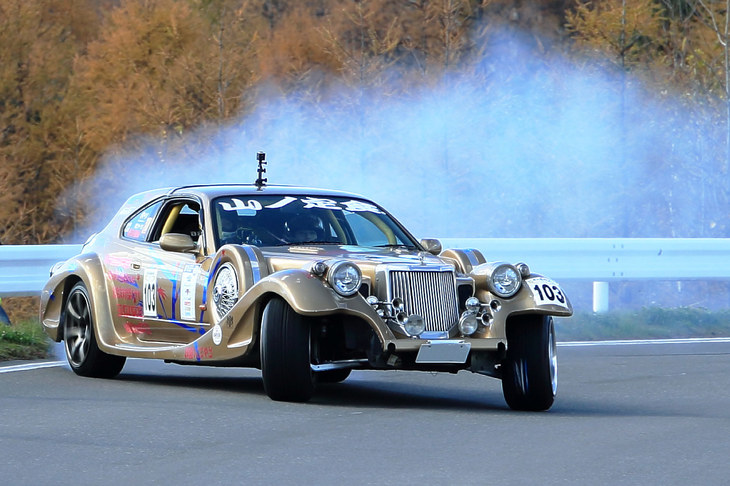 豪快なドリフト走行を披露する「光岡ラセード」（2001年）。ラセードは光岡が製造していた2ドアクーペだが、その中身は当時の「日産シルビア」である。