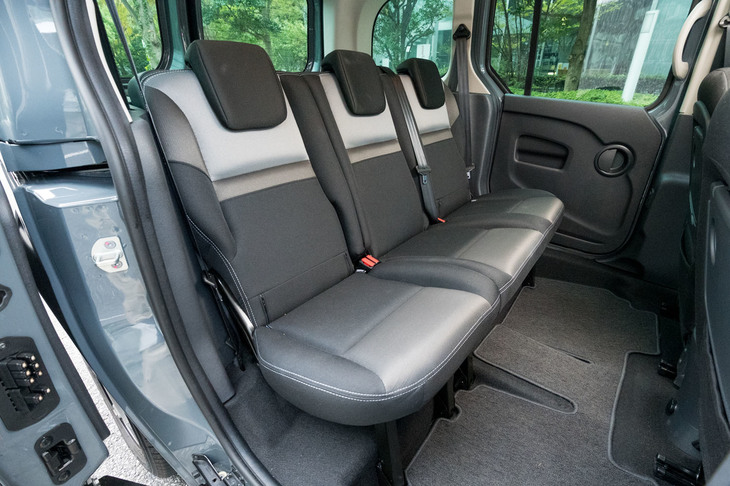 リアシートは3座独立式。広さは申し分ないものの座席がやや小ぶりで、背もたれ（リクライニング機能なし）もいささか角度が倒れ気味だった。