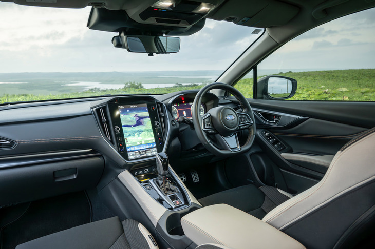 「レイバック リミテッドEX」のインテリア。スバルの上級車種って全般に、内装がちょっとビジーなのよね。色味もいささか多めだし。もっとおおらかでいいと思うのだが……。