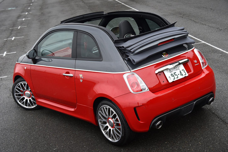 クーペの「595」とオープントップの「595C」の2種類が設定される「ツーリズモ」。トランスミッションはシングルクラッチ式5段ATのみで、5段MTは用意されていない。