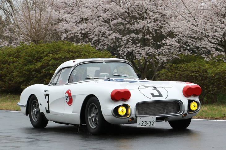 1960年のルマン24時間にカニンガム・レーシングから参戦し、初挑戦ながら総合8位、GT5.0クラス優勝となったマシンを模した「シボレー・コルベット」。