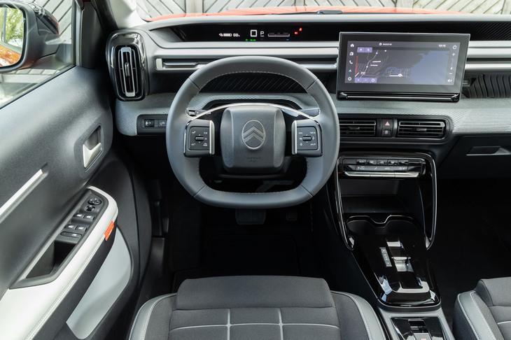 メーターの位置が変わったためか、ステアリングホイールは上下を押しつぶしたプジョーのような形状に。中央部にピアノブラックを使っているためホーンボタンが浮いて見える。