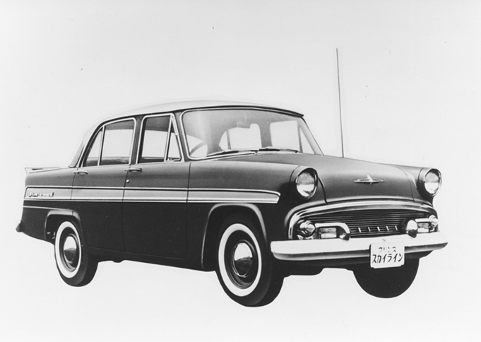 1957年に誕生した「プリンス・スカイライン デラックス」（ALSID-1）。ルーフとサイドモールディングを同色としたツートンカラーが標準で、ヘッドライトは国産初となるシールドビームを採用（デラックスのみ）。価格は120万円で、「クラウン デラックス」に比べ、ちょうど10万円高かった。