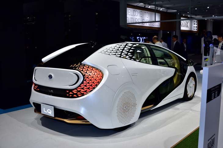 「トヨタLQ」のリアビュー。先ほどまでのバーチャルキャラクターじゃなくて、このクルマのAIエージェントに会場の案内をお願いしたくなった。