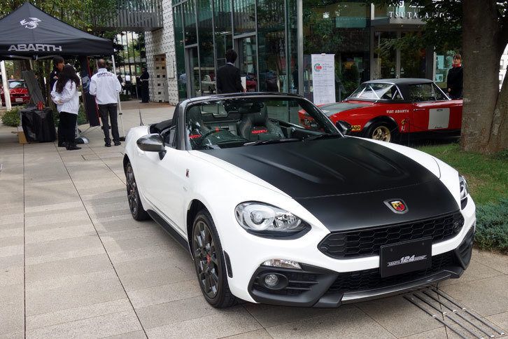 代官山T-SITEの入り口では、イベントのオフィシャルスポンサーであるアバルトのクルマが来場者を迎えていた。こちらは「アバルト124スパイダー」。