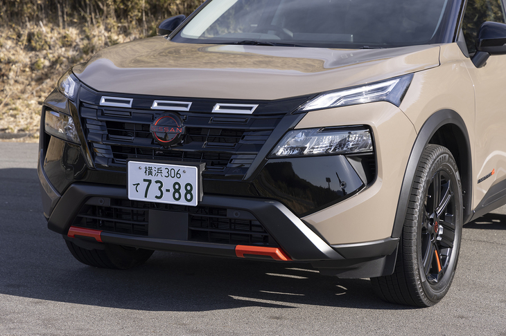 ボンネットの先に3連スロットが備わったブラック仕立てのフロントマスクが最大の特徴。ラバレッド（lavaは溶岩）のアクセントが効いている。