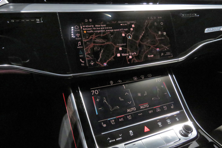 アウディA8 L（センターディスプレイ）