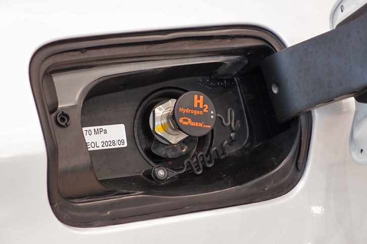 水素の充填（じゅうてん）口。車体の右側後部に設けられている。