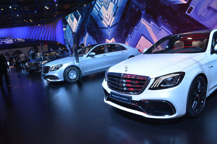 メルセデス・ベンツは「Sクラス」のマイナーチェンジモデルを上海で発表。通常モデルだけでなく、マイバッハとAMGモデルも同時にお披露目した。外観だけでなく、運転支援機能も進化しているという。