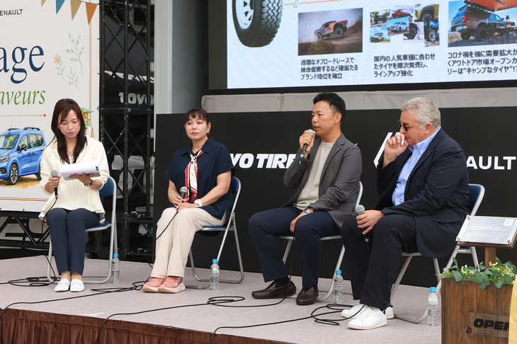 モータージャーナリストの竹岡 圭さん（写真左から2人目）を交えたトークショーも開催。カングーと「オープンカントリー」シリーズとの相性のよさなどが語られた。