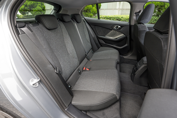 後席の広さはこのクラスのFFハッチバック車の標準といったところ。細かなことだが、後席の40：20：40分割（BMWは「スルーローディングシステム」と呼ぶ）が40：60分割に変更されている。
