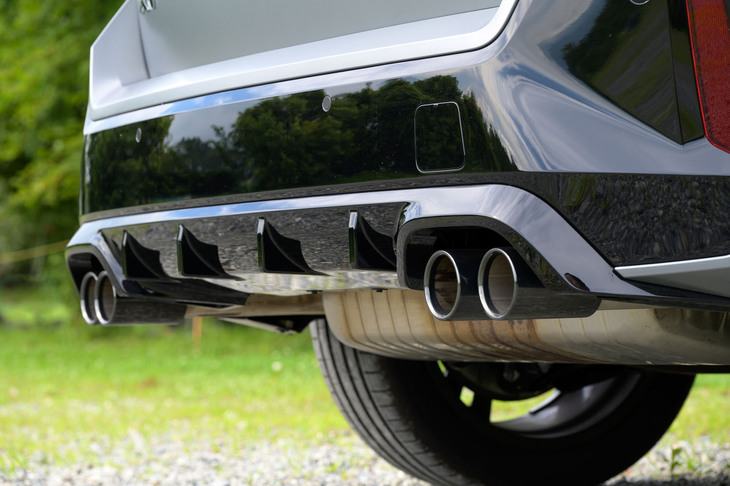 左右4本出しの「Mスポーツエキゾーストシステム」。ハイパフォーマンスモデルながら、そのサウンドは存外にジェントルで、時代の変化を感じさせる。