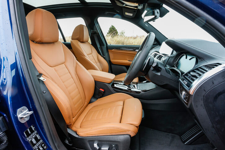 「Mスポーツ」にはクロス・レザー・コンビネーション・シート標準でが備わる。試乗車はオプションのハイライン・パッケージ搭載車で、ヴァーネスカ・レザー・シートやランバー・サポートが装備されていた。