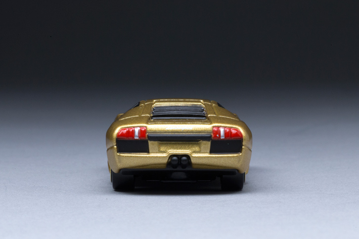 エンジンは6.2リッターV12 DOHCで、最高出力580ps、最大トルク66.3kgmを発生。駆動システムにはフルタイム4WDが採用された。