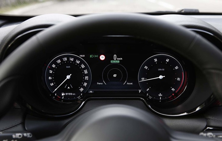 12.3インチの液晶メーターを採用。写真は「ヘリテージ」と名づけられた表示パターンで、アルファ・ロメオの過去のアイコン的モデルにインスピレーションを得たというグラフィックが特徴。数字の向きがユニークだ。