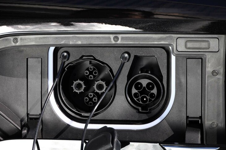 充電口は急速充電、普通充電ともに左フロントフェンダーパネルに配置。出力50kWの急速充電器を使えば、30分で約120km、90kWの急速充電器なら30分で約150km走行分の電気を回復できるという。