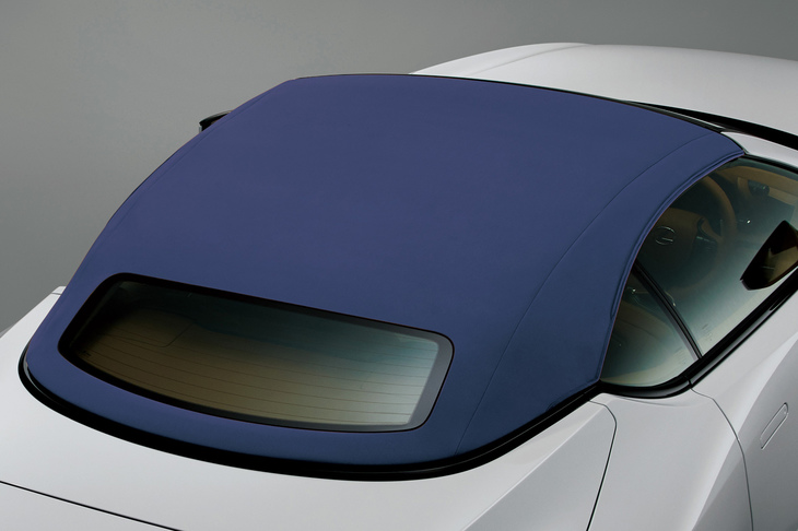 「LC500コンバーチブル」に新設定された「マリーンブルー」のソフトトップ色は、「ブルー＆ホワイト」のインテリアに組み合わされる。