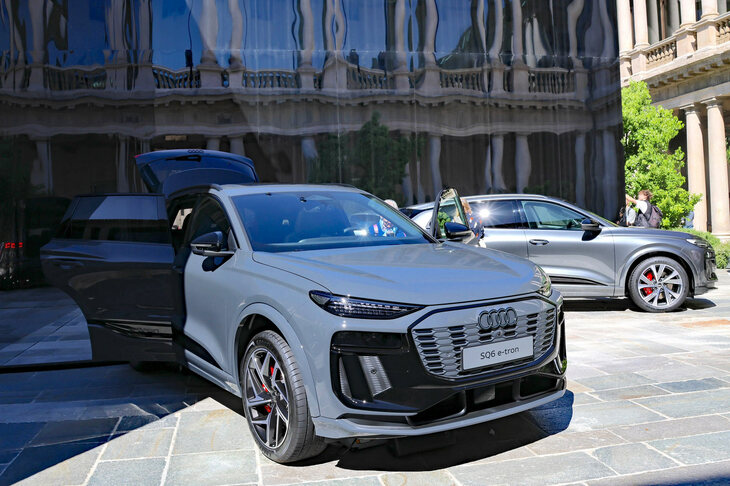 2024年4月、ミラノ・デザインウイークで世界初の一般公開が行われた「アウディQ6 e-tron」（写真右奥）および「SQ6 e-tron」（同左手前）。