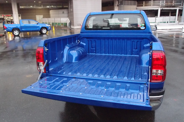 荷台の様子。オプションでベッドライナー（ポリ塩化ビニール製の中敷き）やトノカバーも用意される。