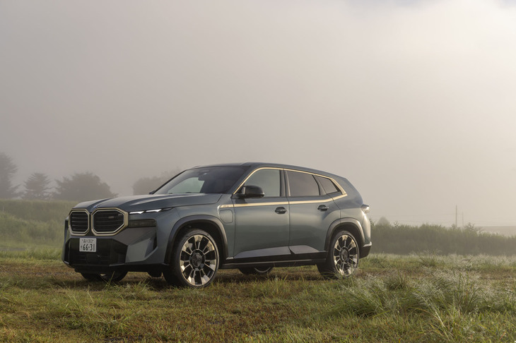 日本では2130万円のワンプライスで販売される「XM」。本国ではオプション扱いのアイテムがすべてフル装備となっており、好みのボディーカラー（全7色）やインテリアカラー（全4色）をすべて追加費用なしで選べる。