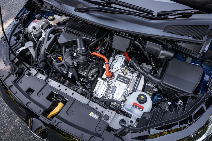 発電用のHR12DE型1.2リッター直3エンジンは最高出力82PS、最大トルク103N・mを発生。これに最高出力136PS、最大トルク300N・mのフロント駆動用モーターを組み合わせる。