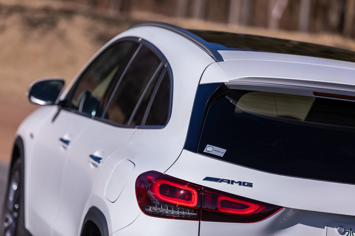 リアコンビネーションランプには、他のメルセデスSUVに共通するブロックデザインと呼ばれる新しい意匠が採用されている。