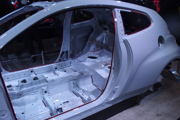 「GRヤリス」のホワイトボディー。