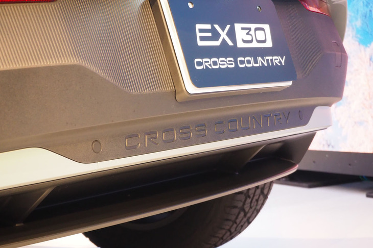 ボルボEX30クロスカントリー（用品装着車のリアバンパー）