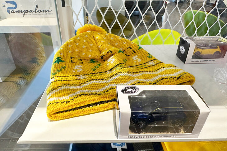 毛糸帽も。EVでヒーターの電費が心配になったらかぶるといいかも、というのは少々皮肉がすぎるか。