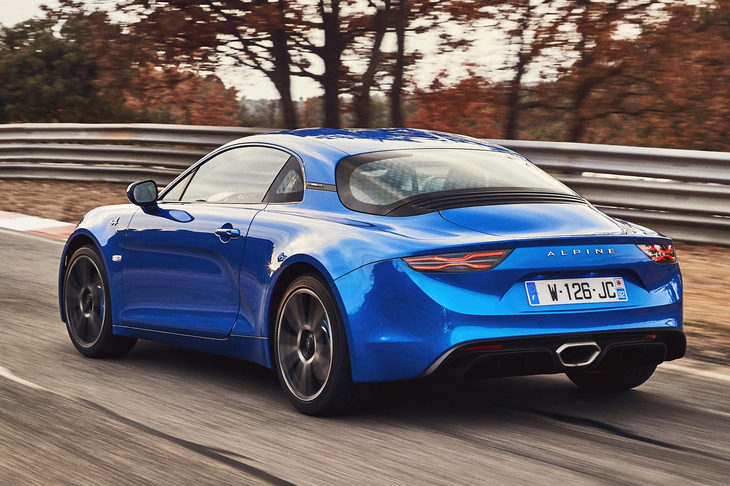 「アルピーヌA110」のリアビュー。リアまわりがいかに低く絞り込まれているかがよく分かる。