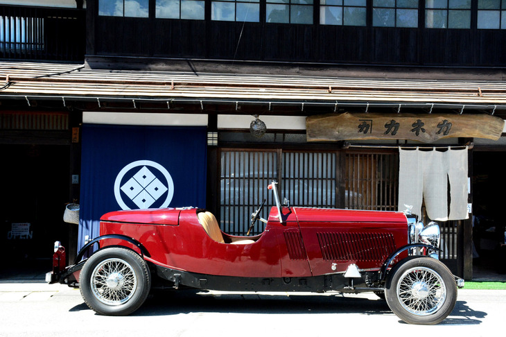 旧羽州街道の一部である十日町通りのカネカ本社前に置かれた1937年型「ベントレー４ 1/4リッター」。1930年代の「ダービー・ベントレー」は豪華なボディーが多いが、この個体は簡素でスポーティーなボディーに載せ換えられている。