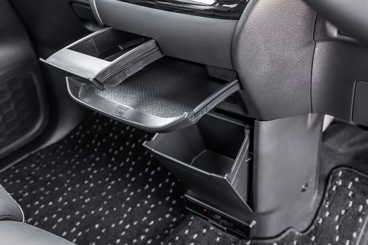 デリカミニTプレミアム（センターコンソールトレイと収納スペース）