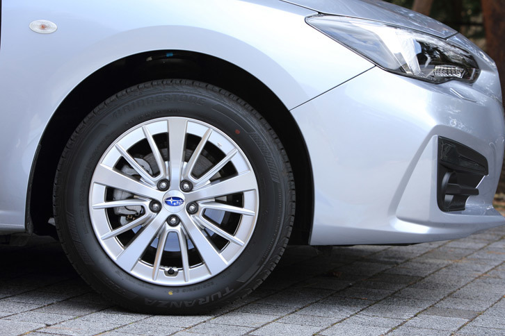 タイヤサイズは「2.0i-S EyeSight」が225/40R18、「2.0i-L EyeSight」が205/50R17なのに対し、「1.6i-L EyeSight」は205/55R16となる。