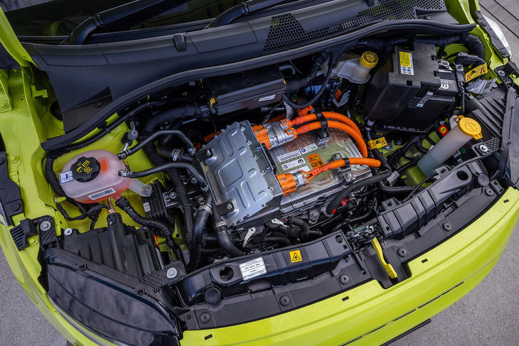 先に上陸した「フィアット500e」の最高出力118PSに対して同155PSと、約3割のパワーアップを実現する「アバルト500e」の電動ユニットは、フロントの低い位置に搭載される。57：43の前後重量配分を実現しているのも同モデルの特徴だ。