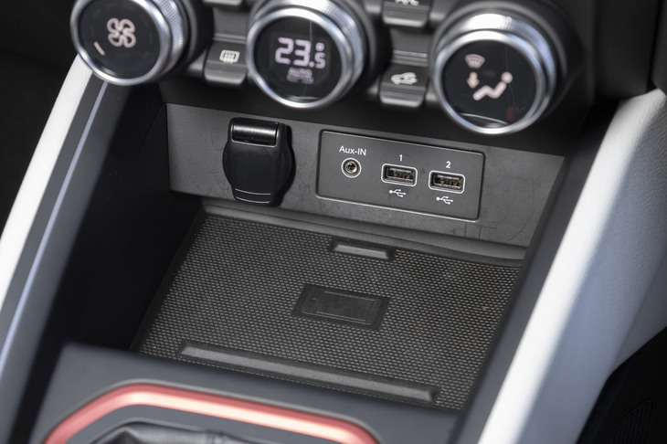 シフトセレクターの前方にUSB端子やDC12Vソケットなどを設置。スマートフォンのワイヤレス充電システムは「インテンス テックパック」の専用装備となる。