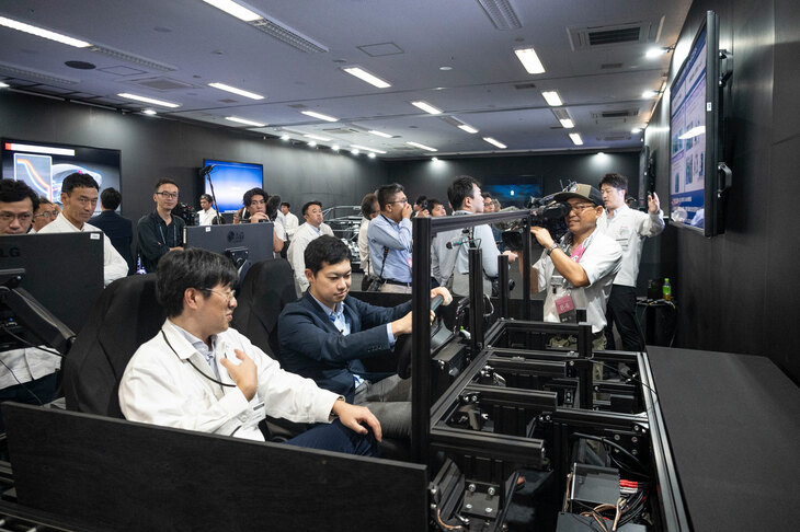 デジタルUXに関するデモンストレーションの様子。「ホンダ0シリーズ」では車両が自車周辺の環境をセンシングし、オーナーが近づいてくると自動でドアやトランクを開けたりするほか、走行中にも乗員の様子をモニタリング。休憩や立ち寄りなどを提案する。