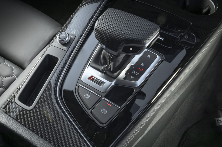 「RS 5クーペ」は「ティプトロニック」と呼ばれるトルクコンバーター式の8段ATを搭載。ステアリングホイールにシフトパドルも備わっている。